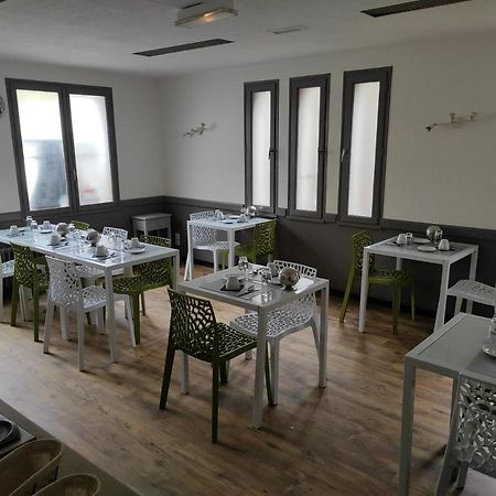 儿洛利森林酒店 Campénéac 外观 照片